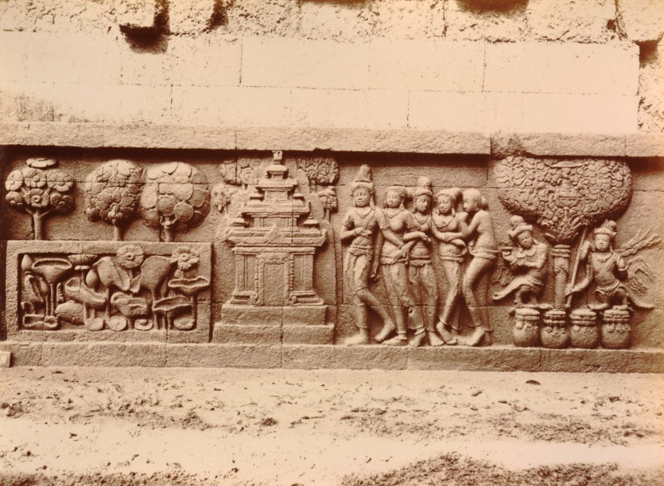 KITLV 103605 - Kassian Céphas - Bas-relief at Borobudur near Magelang - 1890-1891
