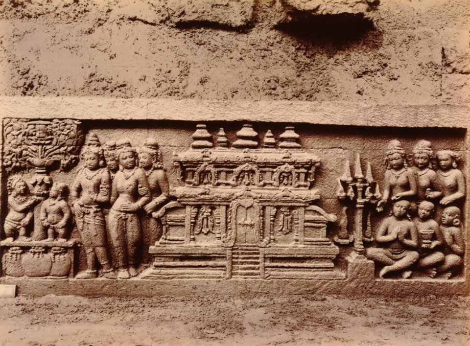 KITLV 103613 - Kassian Céphas - Bas-relief at Borobudur near Magelang - 1890-1891