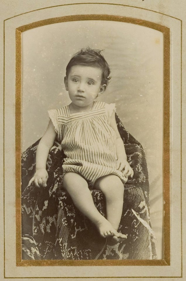 KITLV - 50460 - Kurkdjian, Ohannes - Soerabaja - European boy in Surabaya - circa 1900