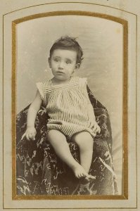 KITLV - 50460 - Kurkdjian, Ohannes - Soerabaja - European boy in Surabaya - circa 1900