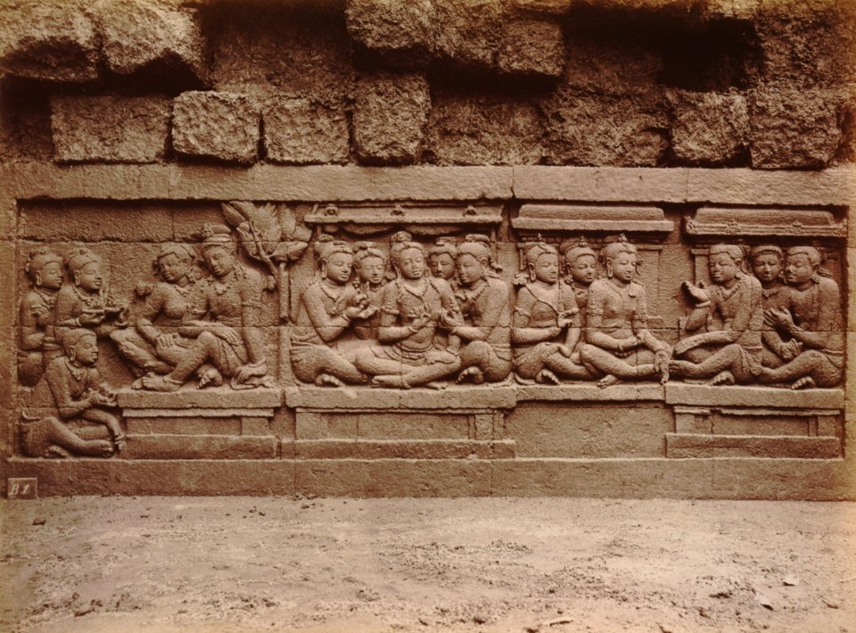 KITLV 103625 - Kassian Céphas - Bas-relief at Borobudur near Magelang - 1890-1891