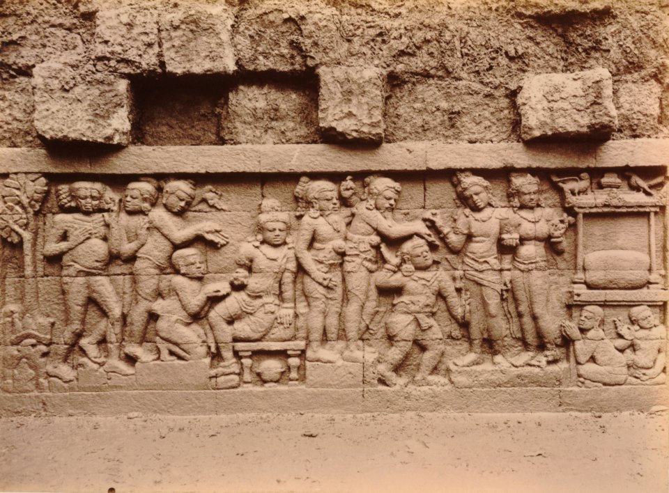 KITLV 103645 - Kassian Céphas - Bas-relief at Borobudur near Magelang - 1890-1891