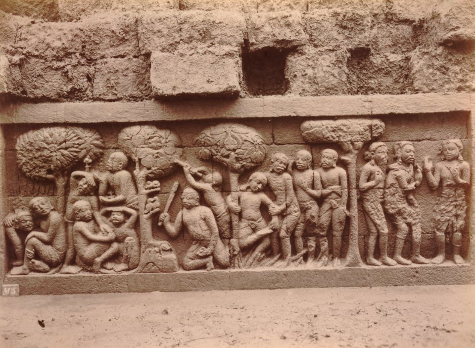 KITLV 103649 - Kassian Céphas - Bas-relief at Borobudur near Magelang - 1890-1891