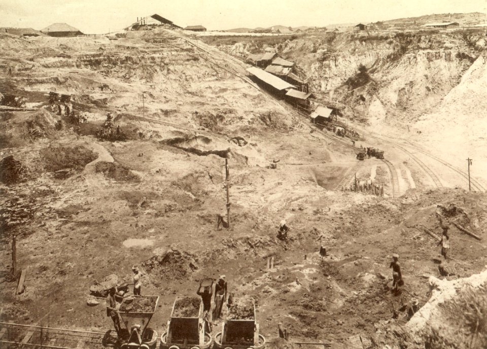 KITLV - 79958 - Kleingrothe, C.J. - Medan - European tin mine at Sungai Besi near Kuala Lumpur - circa 1910