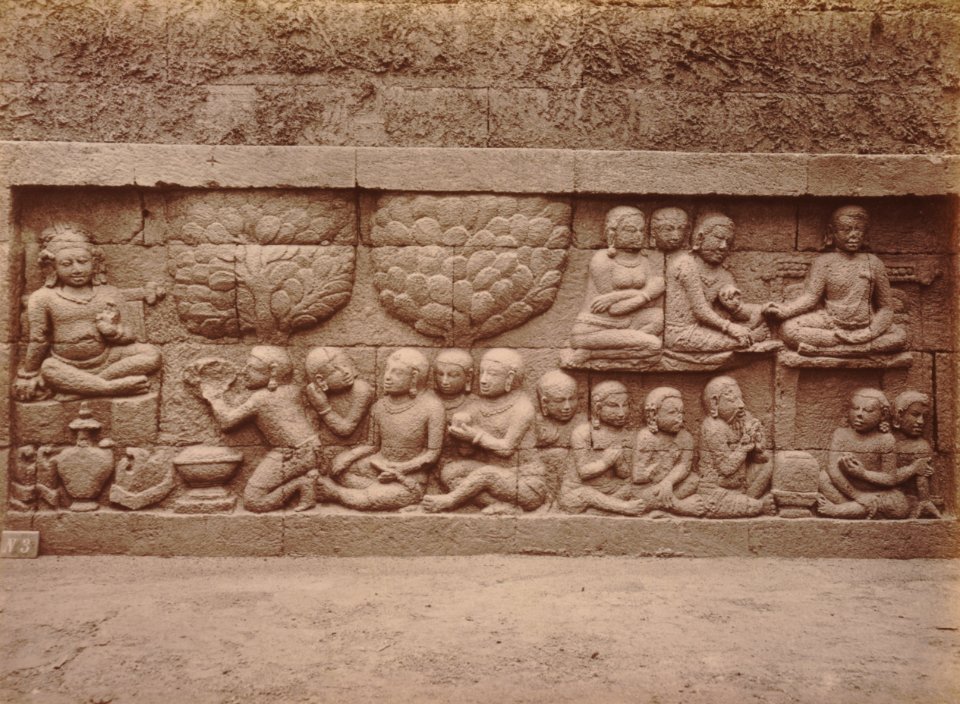 KITLV 103661 - Kassian Céphas - Bas-relief at Borobudur near Magelang - 1890-1891