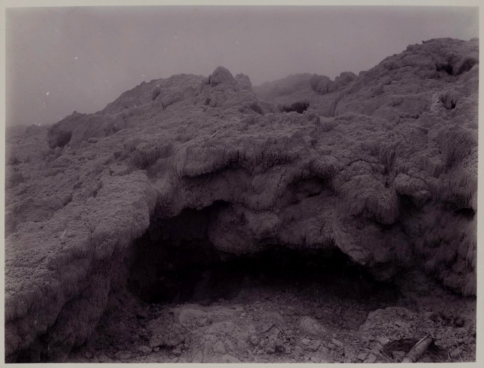 KITLV - 53071 - Kurkdjian - Soerabaja - Sulfur deposits, presumably on the Gunung Papandayan in Garut - circa 1910