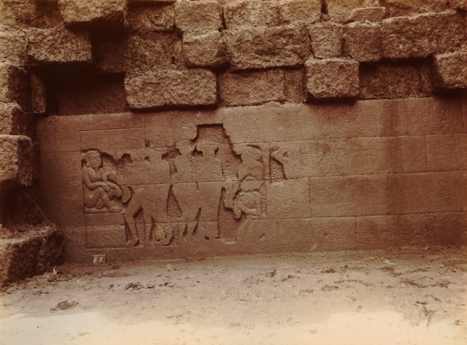 KITLV 103574 - Kassian Céphas - Bas-relief at Borobudur near Magelang - 1890-1891