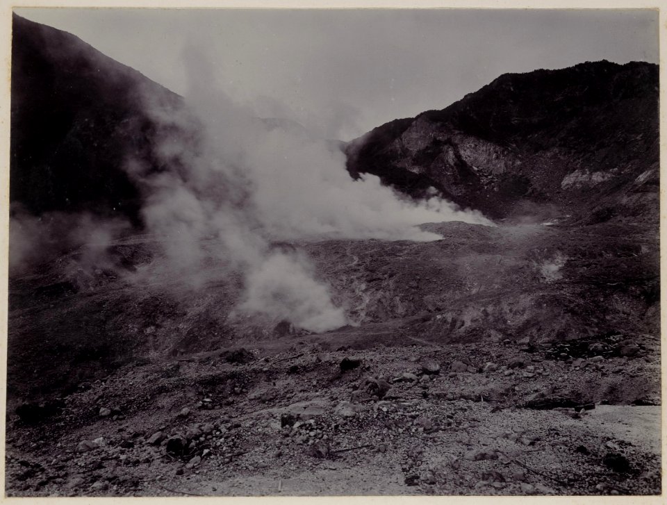 KITLV - 53075 - Kurkdjian - Soerabaja - Steam at Kawah Mas from the volcano Gunung Papandayan near Garut - circa 1910