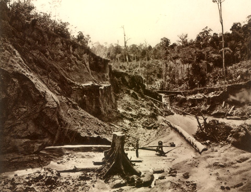 KITLV - 79978 - Kleingrothe, C.J. - Medan - Hydraulic saw at a tin mine, presumably in Ipoh, Malaysia - circa 1910