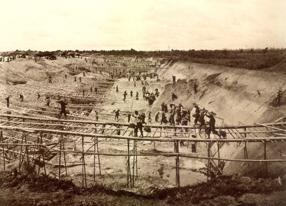 KITLV - 79982 - Kleingrothe, C.J. - Medan - Open Chinese tin mine in Taiping - circa 1910