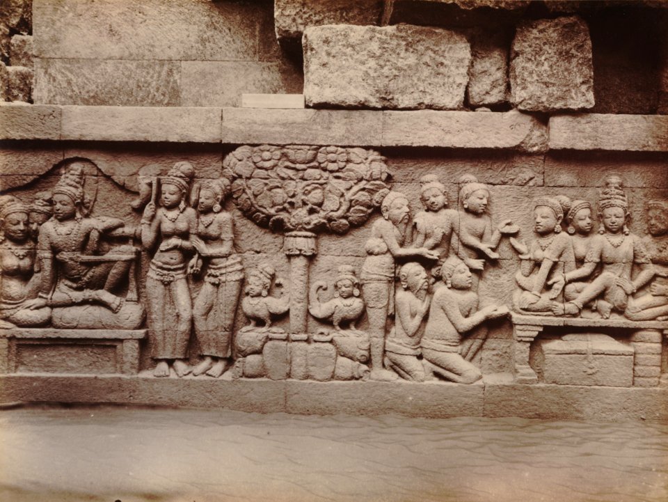 KITLV 103586 - Kassian Céphas - Bas-relief at Borobudur near Magelang - 1890-1891