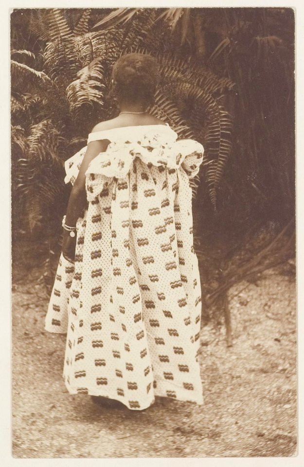 KITLV - 5354 - Creole girl in kotomisi attire in Surinam - circa 1900