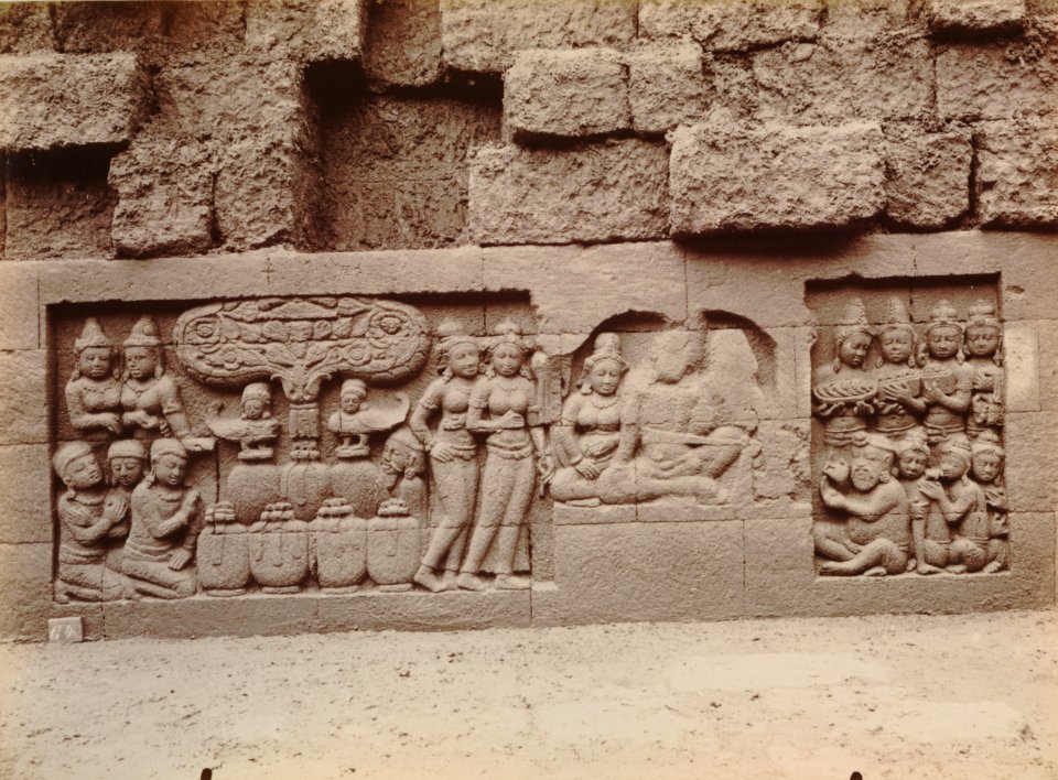 KITLV 103590 - Kassian Céphas - Bas-relief at Borobudur near Magelang - 1890-1891