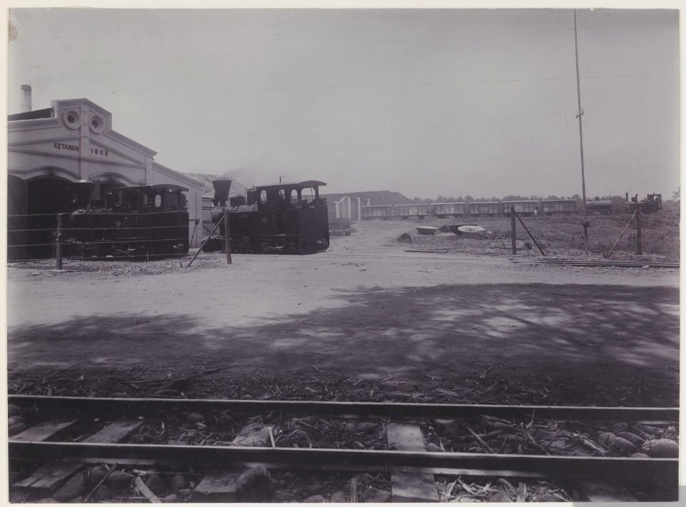KITLV - 5415 - Kurkdjian - Soerabaja - Locomotives and train on the grounds of the sugar company Ketanen at Mojokerto - 1916-04