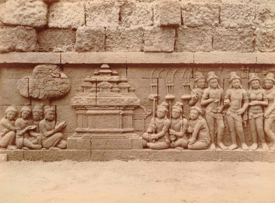 KITLV 103603 - Kassian Céphas - Bas-relief at Borobudur near Magelang - 1890-1891