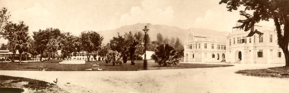 KITLV - 80002 - Kleingrothe, C.J. - Medan - Offices of the government at Taiping - circa 1910