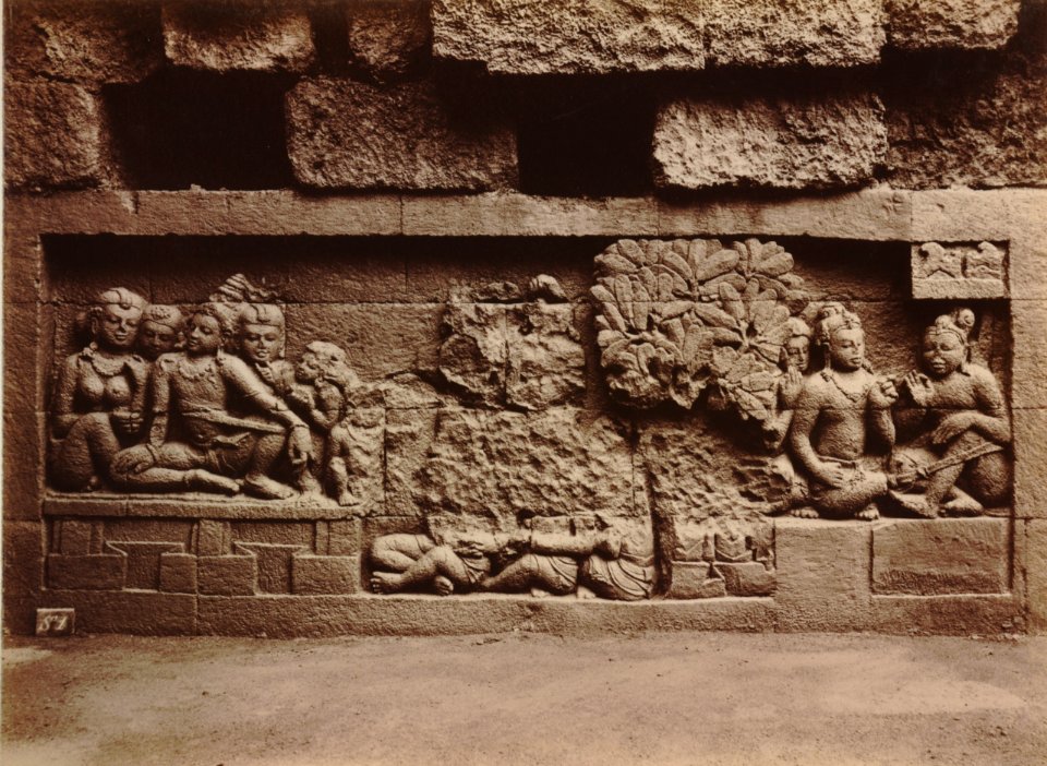 KITLV 103696 - Kassian Céphas - Bas-relief at Borobudur near Magelang - 1890-1891