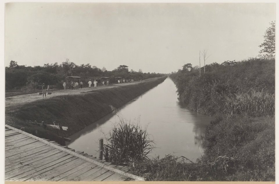 KITLV - 5478 - Kleingrothe, C.J. - Medan - Canal to irrigate the tobacco plantations of the Deli Company in Deli - circa 1915