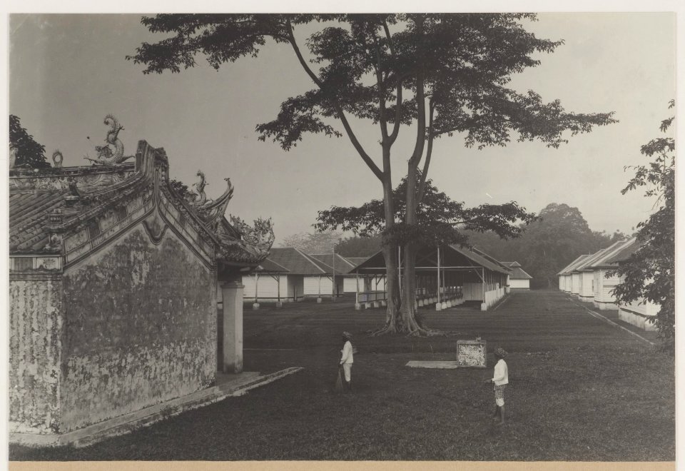 KITLV - 5491 - Kleingrothe, C.J. - Medan - Chinese temple and houses of Chinese workers at company Kwala Mencirim of the Deli Company in Deli - 1905