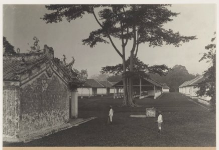 KITLV - 5491 - Kleingrothe, C.J. - Medan - Chinese temple and houses of Chinese workers at company Kwala Mencirim of the Deli Company in Deli - 1905