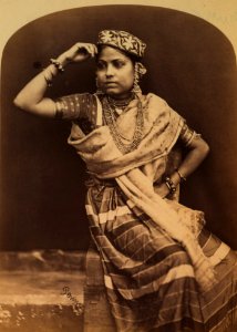 KITLV 106529 - Penn, Albert Thomas Watson - Indian woman, presumably a dancer - Around 1880