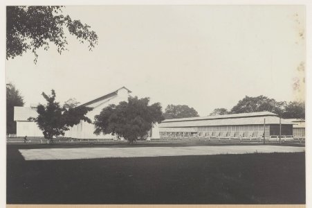 KITLV - 5495 - Kleingrothe, C.J. - Medan - Fermentation barn and sorting shed on a tobacco plantation of the Deli Maatschappij, Deli - circa 1915