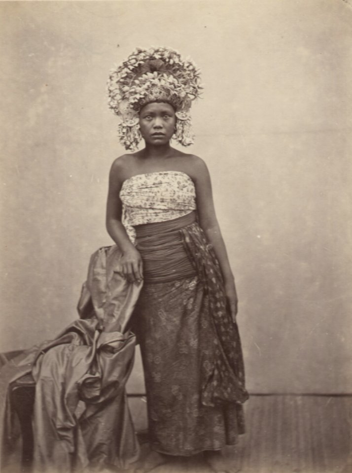 KITLV 115027 - Isidore van Kinsbergen - Balinese female dancer at Singaraja - 1865-1866