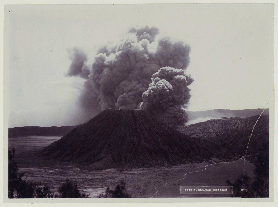 KITLV - 5803 - Kurkdjian - Soerabaja - The Sand Sea (Lautan pasir) and Mount Batok near Mount Bromo in East Java - circa 1910