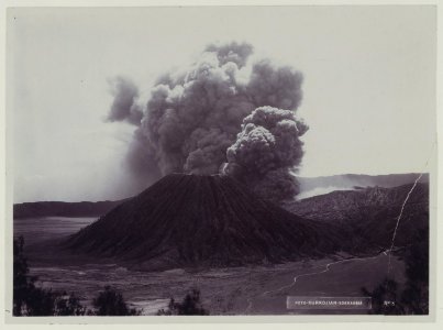 KITLV - 5803 - Kurkdjian - Soerabaja - The Sand Sea (Lautan pasir) and Mount Batok near Mount Bromo in East Java - circa 1910