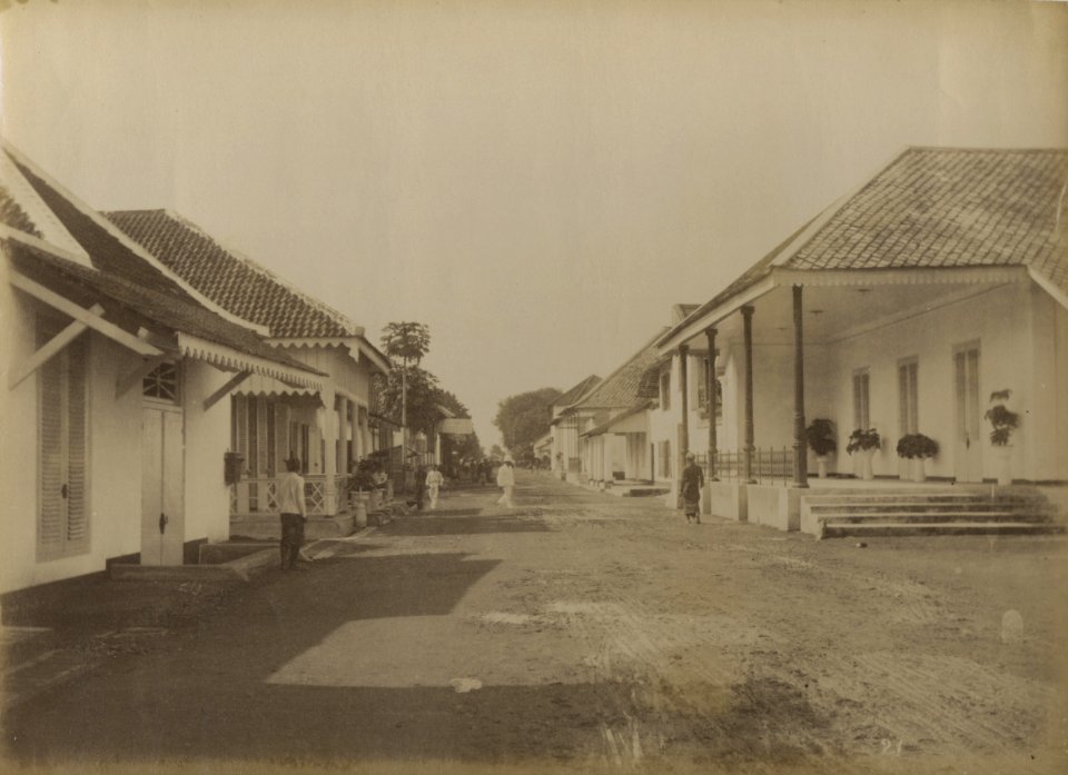 KITLV 151300 - Kassian Céphas - Lodjiketjil between Fort Vredenburg and Tjodé at Yogyakarta - Around 1870