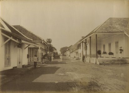 KITLV 151300 - Kassian Céphas - Lodjiketjil between Fort Vredenburg and Tjodé at Yogyakarta - Around 1870