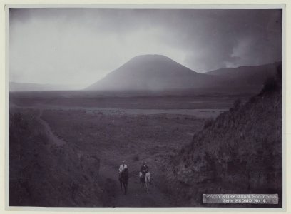 KITLV - 5807 - Kurkdjian - Soerabaja - Volcano Gunung Bromo in East Java - circa 1910 photo