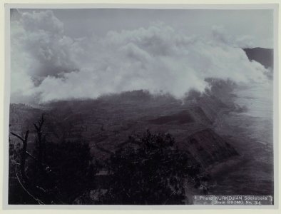 KITLV - 5811 - Kurkdjian - Soerabaja - Mount Bromo in East Java - circa 1910 photo