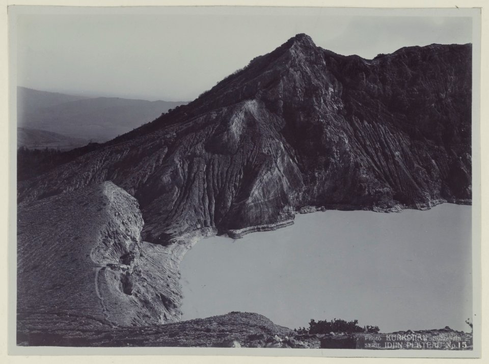 KITLV - 5819 - Kurkdjian - Soerabaja - Crater Lake at the Ijen Plateau in East Java - circa 1910