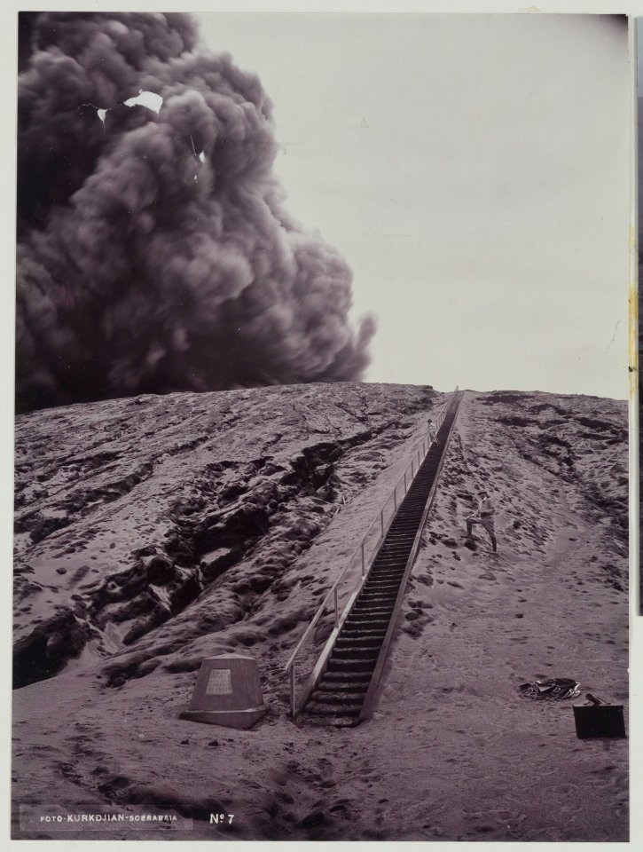KITLV - 5824 - Kurkdjian - Soerabaja - Stairs to the crater of Mount Bromo in East Java - circa 1915