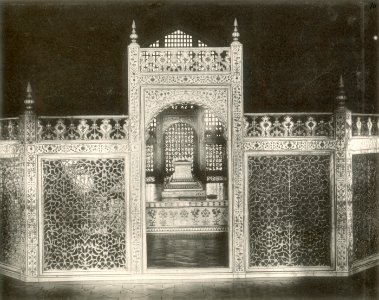 KITLV 377934 - Clifton and Co. - Tomb in the Taj Mahal in Agra - Around 1890