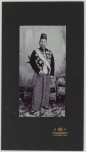 KITLV - 6215 - Kurkdjian, N.V. Photografisch Atelier O. - Soerabaja - Paku Buwono X, Susuhunan (King) of Surakarta, with his awards - circa 1915