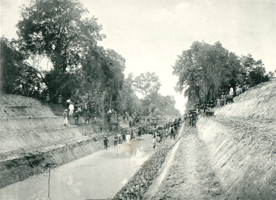 KITLV - 80229 - Kleingrothe, C.J. - Medan - Digging a channel on the agricultural holding Paja-Bakong in Deli in the East Coast of Sumatra - 1898
