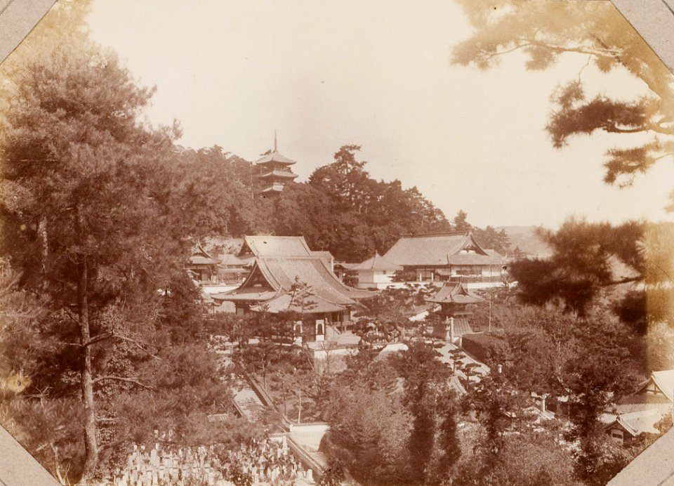 KITLV - 65866 - Temple in Onomichi in Japan - presumably 1900-1902