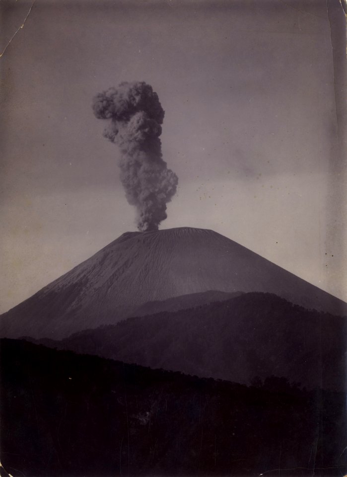 KITLV - 69006 - Kurkdjian, Hofphotogaaf van H.M. de Koningin O. - Presumably the Gunung Semeru in East Java - circa 1910