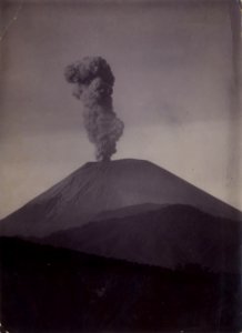 KITLV - 69006 - Kurkdjian, Hofphotogaaf van H.M. de Koningin O. - Presumably the Gunung Semeru in East Java - circa 1910