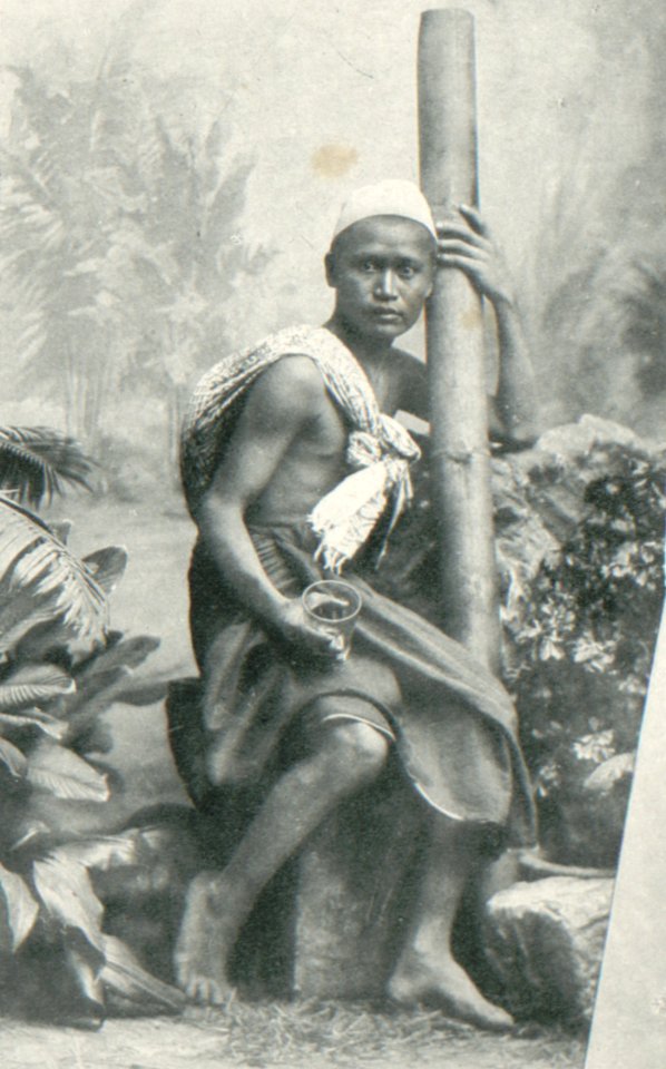 KITLV - 80257 - Kleingrothe, C.J. - Medan - Malaysian man with palm wine sleeve, presumably in the east coast of Sumatra - 1898
