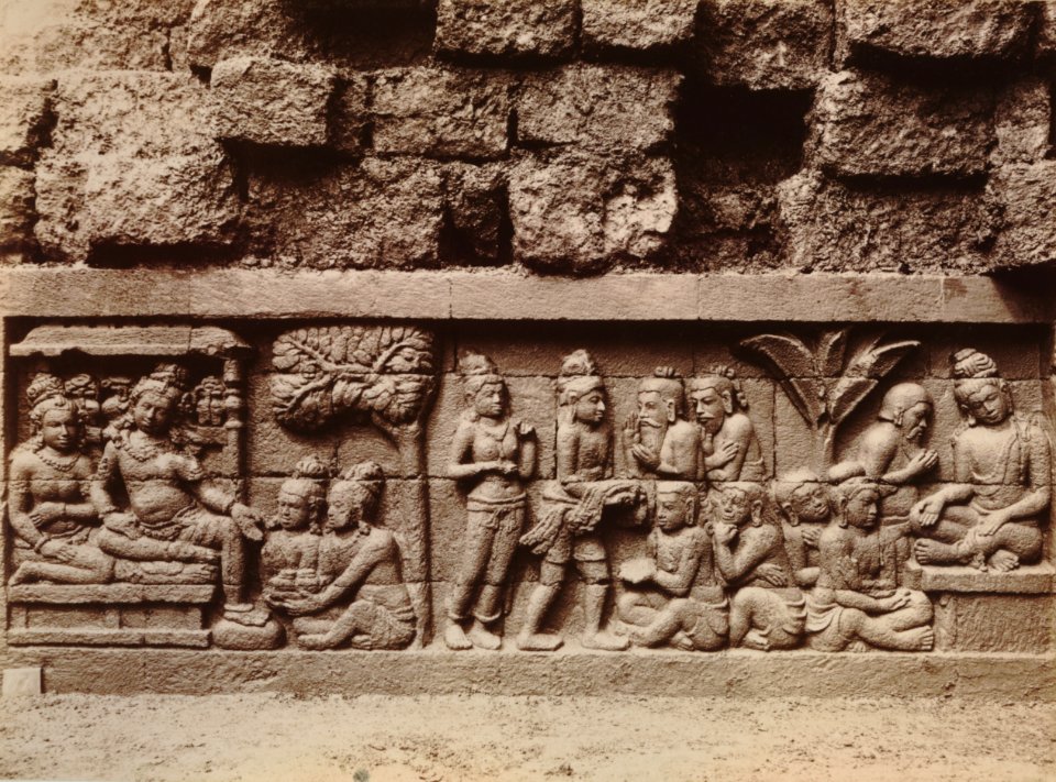 KITLV 103710 - Kassian Céphas - Bas-relief at Borobudur near Magelang - 1890-1891