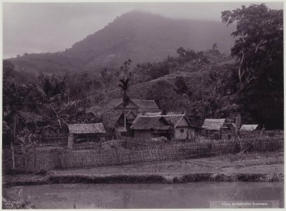 KITLV - 7514 - Kurkdjian - Soerabaja - Village in the Preanger - circa 1910