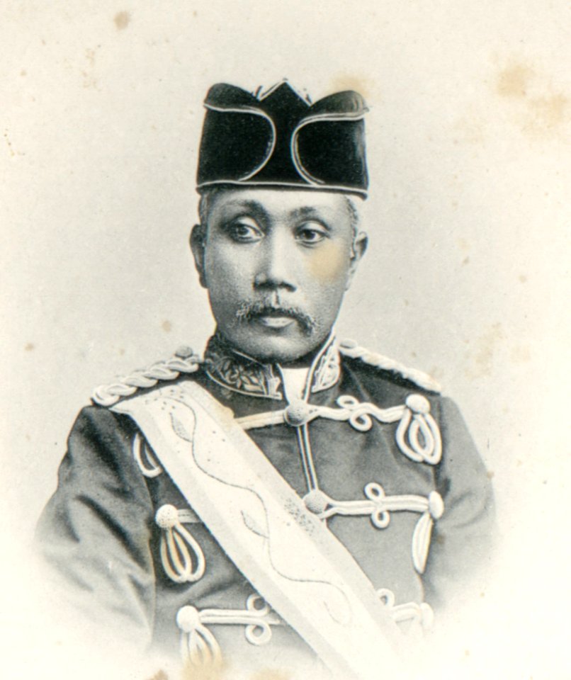 KITLV - 80273 - Kleingrothe, C.J. - Medan - Ma'amoen al Rashid Perkasa Alam Shah, Sultan of Deli - 1898