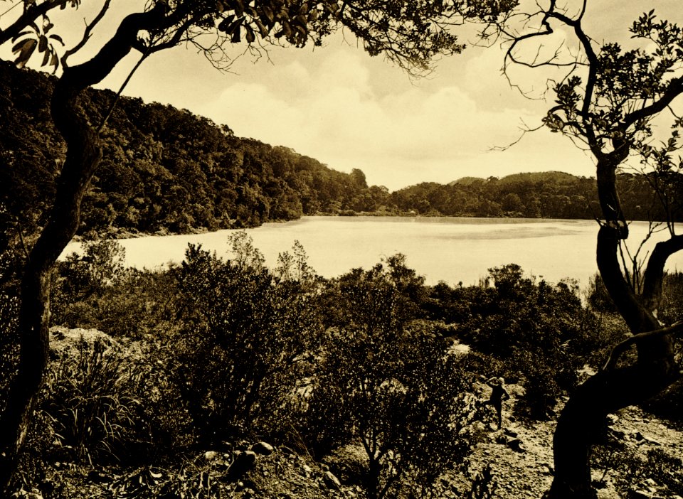 KITLV - 75174 - Kurkdjian, Fotograaf George P. Lewis, aldaar werkzaam - Sourabaya, Java - Telaga Bodas (White Crater lake) in Garut - circa 1920