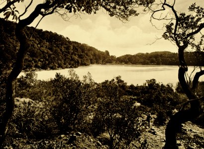 KITLV - 75174 - Kurkdjian, Fotograaf George P. Lewis, aldaar werkzaam - Sourabaya, Java - Telaga Bodas (White Crater lake) in Garut - circa 1920