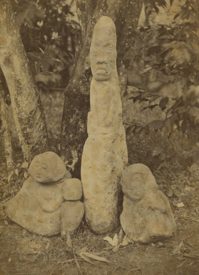 KITLV 106676 - Isidore van Kinsbergen - Ancestral figure at Sukkah Raja in Garut - 1863-10-1864-04