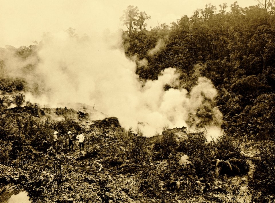 KITLV - 75178 - Kurkdjian, Fotograaf George P. Lewis, aldaar werkzaam - Sourabaya, Java - Kawah Manoek west of Garut - circa 1920