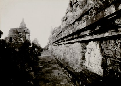 KITLV - 82384 - Kurkdjian - Soerabaja - Reliefs at Borobudur in Magelang - circa 1910
